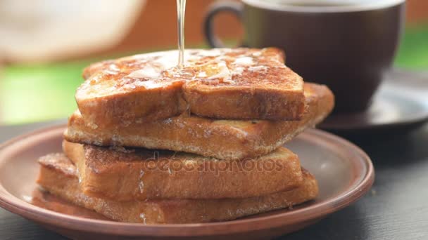 Franska toasts med honung. Hälsosam frukost. — Stockvideo