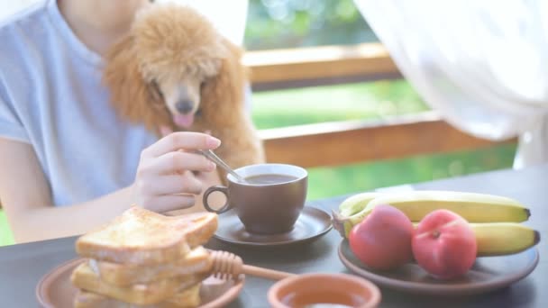 Vrouw met's ochtends koffie op terras. — Stockvideo