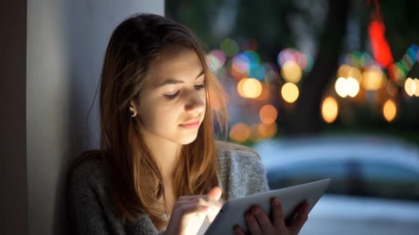 Cinemagraph -Jovem conversando no tablet. Foto em Movimento . — Vídeo de Stock