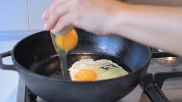 Cinemagraph - Cozinhar ovos na frigideira. Foto em Movimento . — Vídeo de Stock