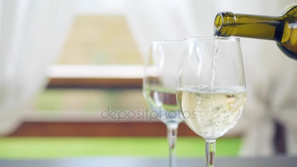 Синемаграф - наливание бокала белого вина. Фотография движения . — стоковое видео