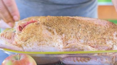 Baharat ve elma ile ham ördek. 