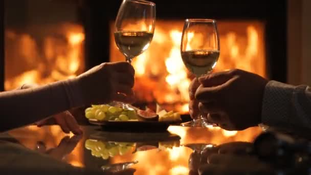 Νεαρό ζευγάρι ρομαντικό δείπνο με κρασί έχετε τζάκι φόντο. — Αρχείο Βίντεο