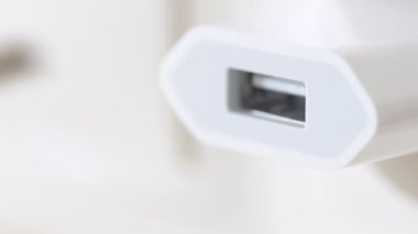 El fişi usb şarj adaptörü ve duvar soketine kablo.