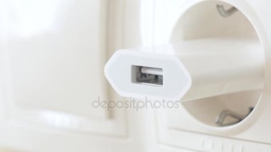 El fişi usb şarj adaptörü ve duvar soketine kablo.