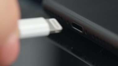 Şarj cihazını cep telefonunuza takmadan el.