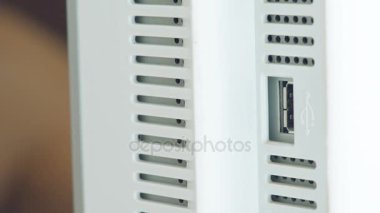 Adam usb kablo içine belgili tanımlık bilgisayar ekler. Video portre.
