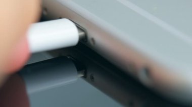 Şarj cihazını cep telefonunuza takmadan el.