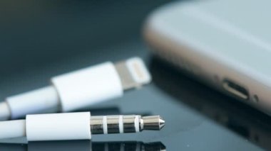Bir cep telefonunun şarj bağlı olarak yakın çekim.
