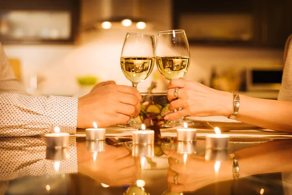 Młoda para ma romantyczną kolację z winem. — Zdjęcie stockowe