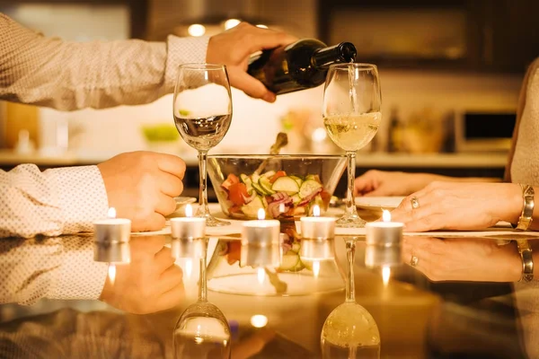 Wein wird in ein Glas gegossen. — Stockfoto