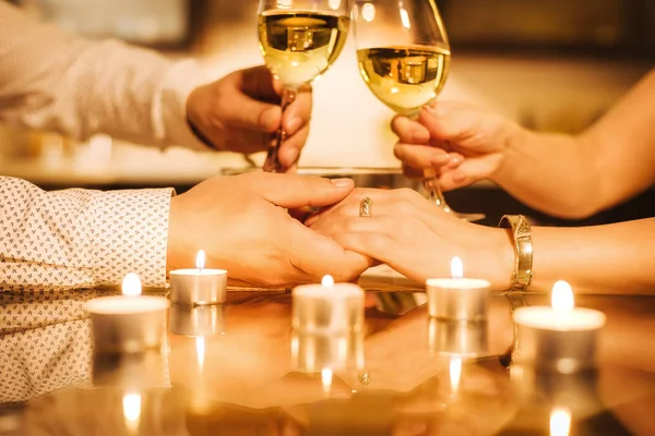 Junges Paar beim romantischen Abendessen mit Wein. — Stockfoto