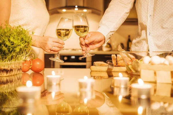 Paar kocht gemeinsam in der Küche. — Stockfoto