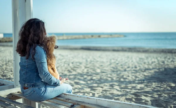 Kvinna med hennes hund på sandstranden sea beach . — Stockfoto