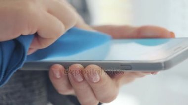 Akıllı telefon üstünde perde Temizleme.