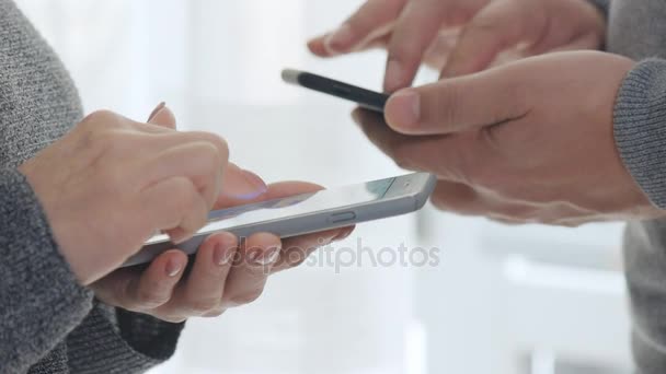 Homme et femme utilisant un téléphone intelligent . — Video