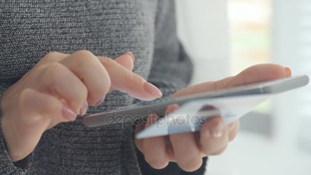 女性が携帯電話でオンライン ショッピングします。. — ストック動画