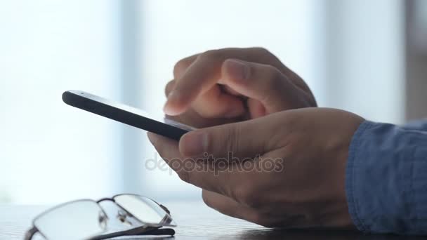 Homem usando telefone inteligente. — Vídeo de Stock