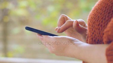 Akıllı telefon kullanarak eller.