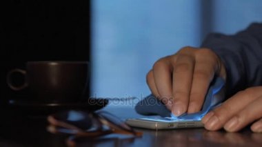 Akıllı telefon üstünde perde Temizleme.