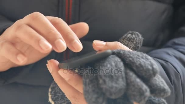 Mani maschili con smart phone. Mani tenere guanti invernali e uno smartphone . — Video Stock