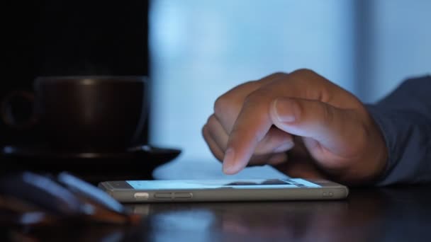 Hombre usando el teléfono inteligente. — Vídeos de Stock