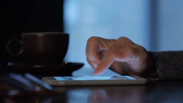 Femme utilisant un téléphone intelligent.