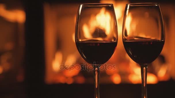 Cinemagraph - δύο κόκκινο κρασί wineglasses πάνω από το τζάκι φόντο. — Αρχείο Βίντεο