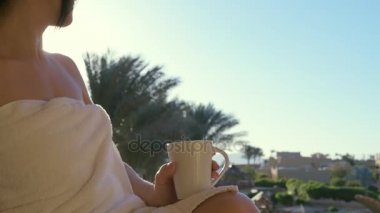 Genç kadın bir kap çay üzerinde balkon sabahları içme. Seyahat etmek tatil Sina ', Egypt.