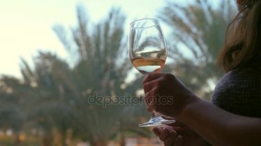 Genç kadın açık terasta beyaz şarap içme. Seyahat etmek tatil Sina ', Egypt.