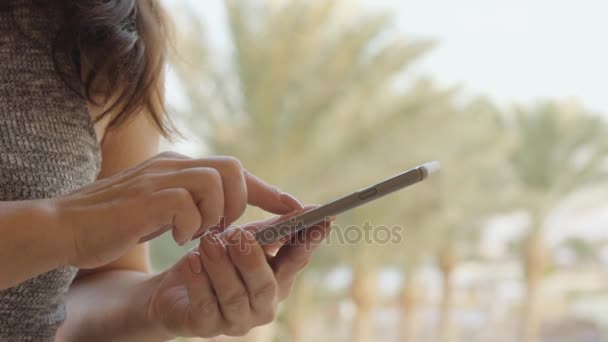 スマート フォンを使用して女性の手 — ストック動画