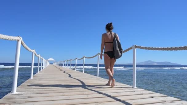 Jovem Caminhando Uma Ponte Pontão Ponte Pontão Mar Vermelho — Vídeo de Stock