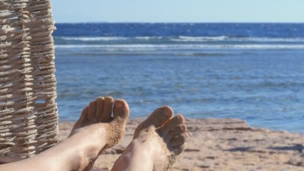 Los Pies Desnudos Mujer Una Playa — Vídeos de Stock