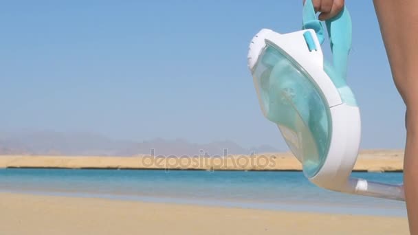 女人的手拿着面具潜水 海滩度假 埃及的 Ras 国家公园 — 图库视频影像