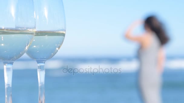 两个白葡萄酒酒杯过海背景 海滩热带度假 — 图库视频影像
