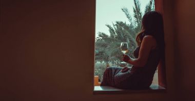 Genç kadın açık terasta beyaz şarap içme. Seyahat etmek tatil Sina ', Egypt.