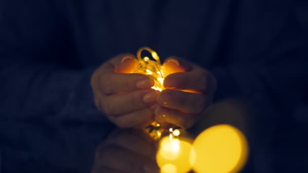女性手里握着灯的花环 — 图库视频影像