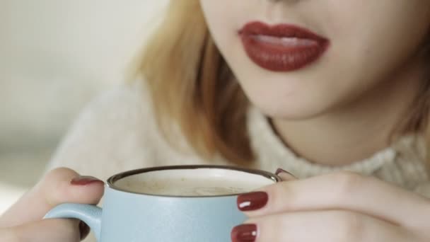 ホット チョコレートを楽しむ美しい若い女性 — ストック動画