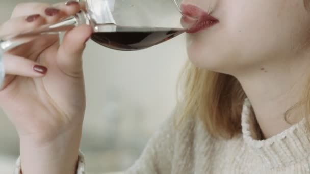 Mujer Joven Bebiendo Vino Tinto — Vídeos de Stock