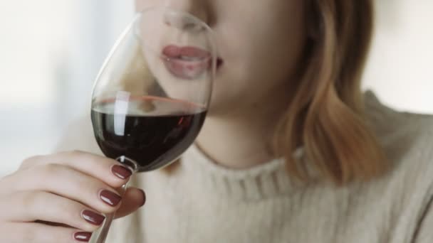 Jonge Vrouw Drinken Van Een Rode Wijn — Stockvideo