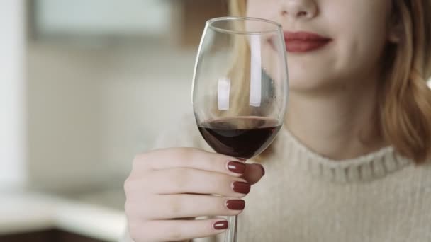 Νεαρή Γυναίκα Πίνοντας Ένα Κόκκινο Κρασί — Αρχείο Βίντεο