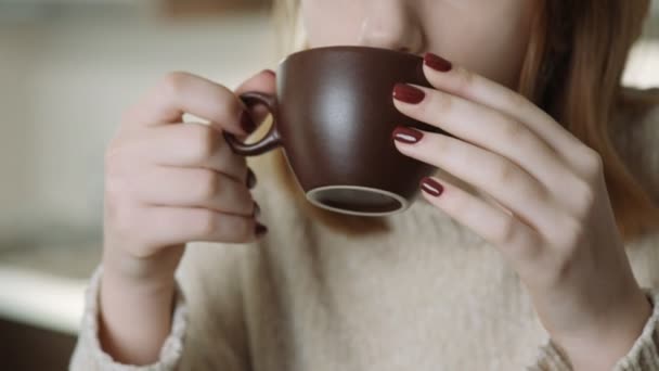 Mooie Jonge Vrouw Genieten Van Koffie Jonge Vrouw Drinken Koffie — Stockvideo