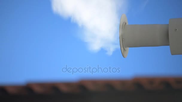 Fumée Sortant Cheminée Sur Fond Toit — Video