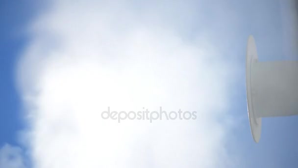 烟雾从烟囱升起在天空的背景下 — 图库视频影像