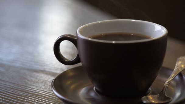 ホット コーヒーとカップから蒸気します — ストック動画