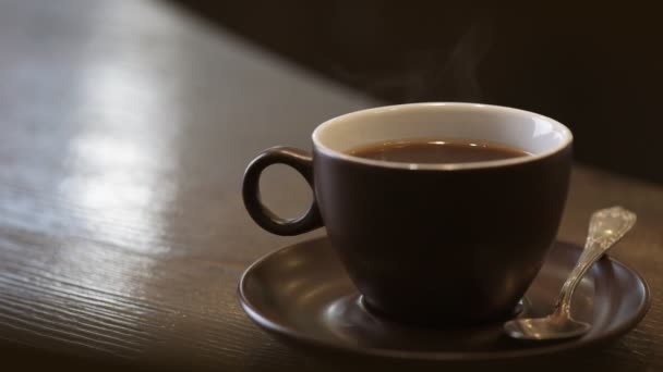 Stoom Uit Een Beker Met Een Warme Koffie — Stockvideo