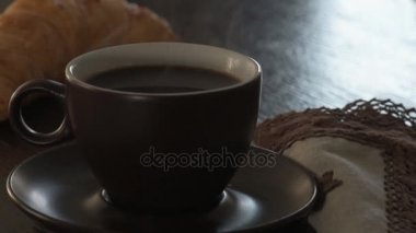 Bir fincan sıcak kahve ile Buhar. Kahvaltı.