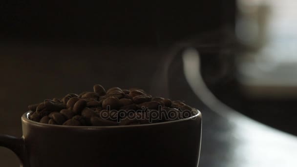 Vapor Una Taza Asada Con Granos Café Calientes — Vídeo de stock