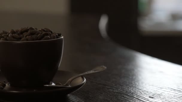 Vapeur d'une tasse pleine rôtie avec un café chaud en grains  .  