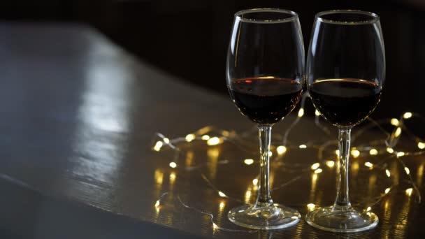 Kadehlerin Kırmızı Şarap Dekorasyon Çelenk Işık — Stok video